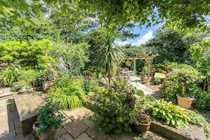Terrace/patio - Sea View Studio Flat with heated indoor pool & spa, countryside location (Hastings)