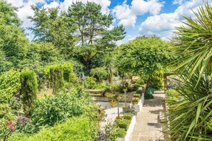 Property grounds - Sea View Studio Flat with heated indoor pool & spa, countryside location (Hastings)