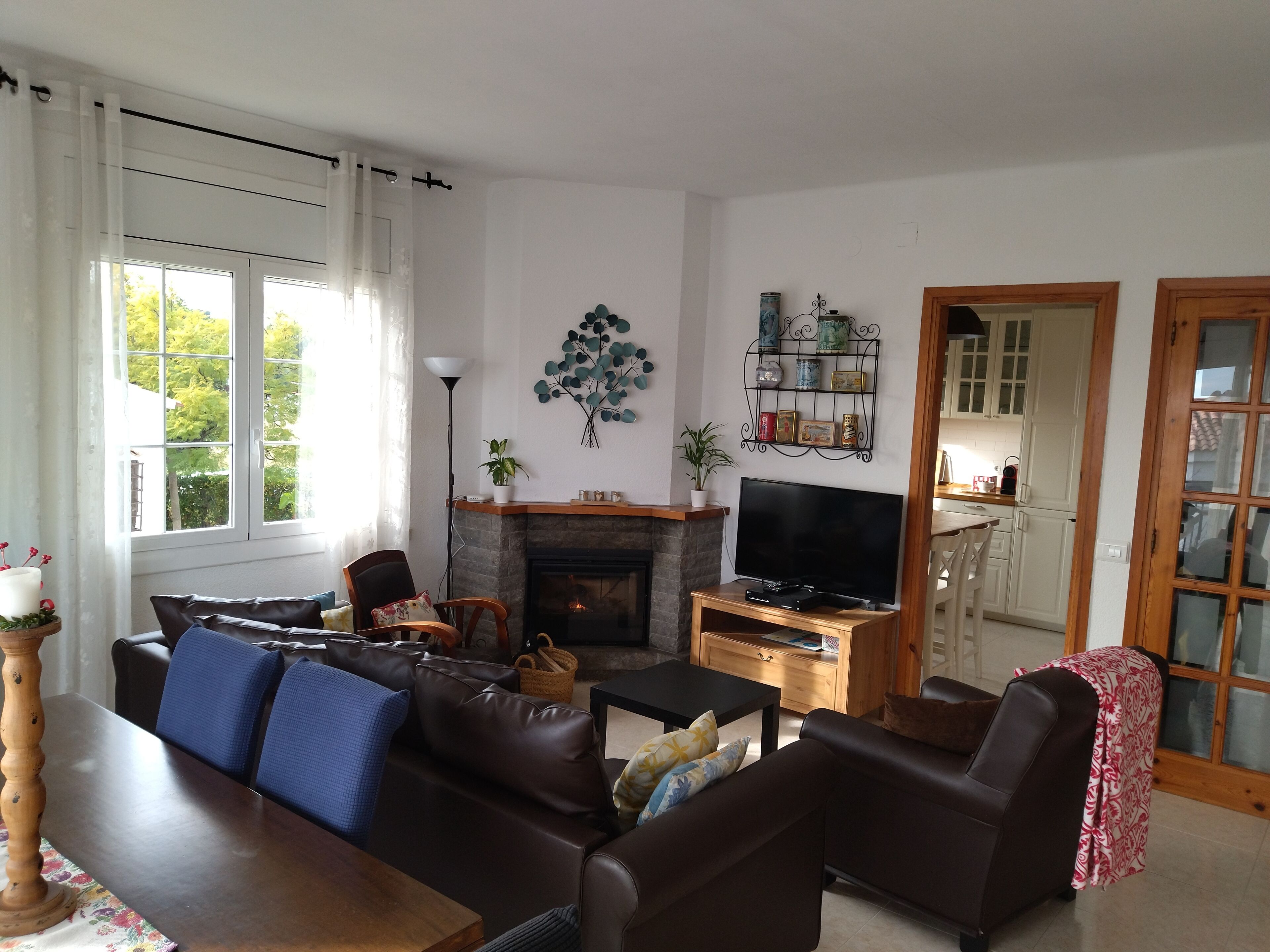Smart TV, fireplace, video games, table tennis