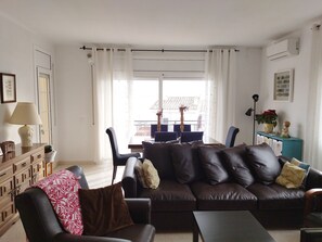 Smart TV, fireplace, video games, ping pong