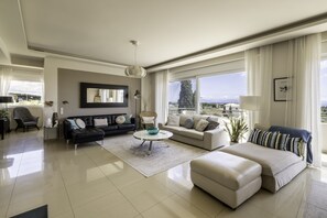 Smart-TV, Kamin, Bücher, Stereoanlage