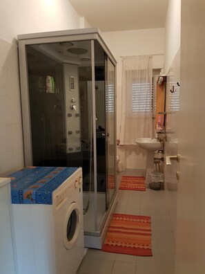 Een bad, een bubbelbad, een bidet, handdoeken