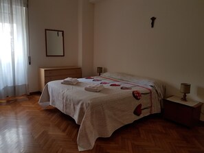 3 bedrooms, internet, bed sheets, wheelchair access
