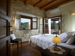 3 chambres, coffres-forts dans les chambres, fer et planche à repasser