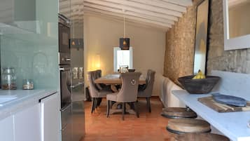 JÀÀkaappi, mikroaaltouuni, uuni, liesi