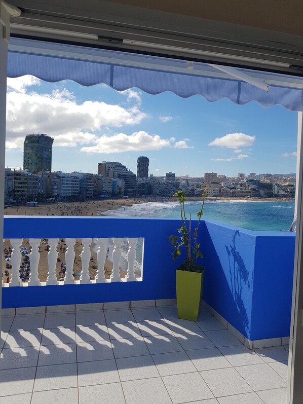Ein Balkon mit Blick auf Strand und Stadtlandschaft.