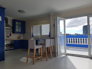 Frigorífico, microondas, horno y lavavajillas