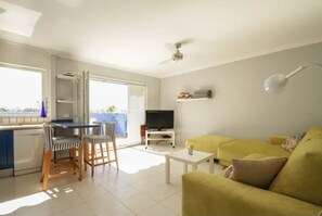 Smart-TV, bøker og stereoanlegg