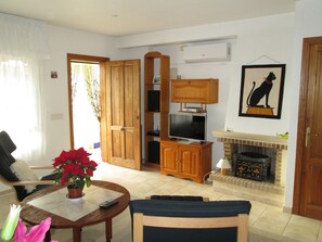 TV connectée, lecteur de DVD, livres, vidéothèque