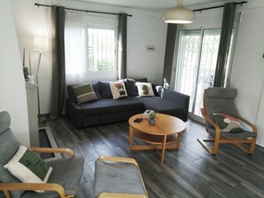 Smart TV, fireplace, DVD player, books