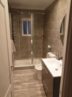 تجهيزات دش، مجففات شعر، مناشف، صابون