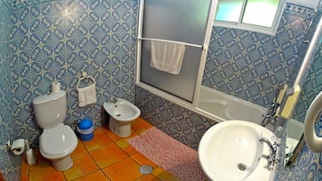 Combined shower/bathtub, hair dryer, bidet, towels