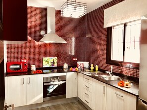 Kjøleskap, mikrobølgeovn, ovn og kokeplater