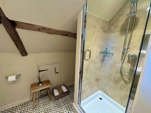 Combined shower/bathtub, hair dryer, towels, soap