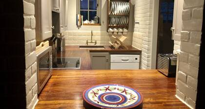 Beautiful, stylish barn. Family & pet friendly. Close to beach. 3 nights min.