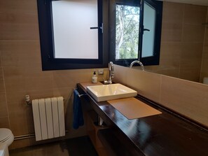 Dusche, Haartrockner, Handtücher, Toilettenpapier