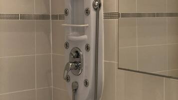 Duschwanne, Haartrockner, Handtücher, Toilettenpapier