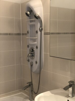 Kombinert dusj/badekar, hårføner, håndklær og toalettpapir