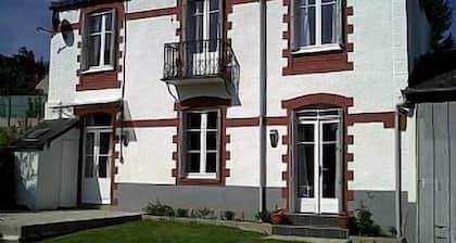 Luxury Gite In The Historic Josselin Centre Facing Impressive Medieval Chateau