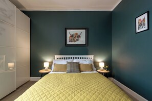 2 habitaciones, tabla de planchar con plancha y cuna de viaje 