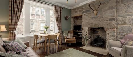 Fernseher, Kamin, DVD-Player, Bücher