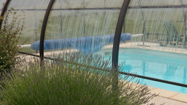 Piscine intérieure, piscine extérieure