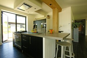 Refrigerador, microondas, horno y parrilla de estufa 