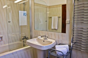 Combined shower/tub, hair dryer, bidet, towels