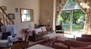 Una televisión, una chimenea, un reproductor de DVD, libros