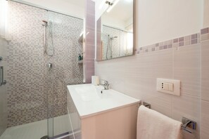 Doccia, asciugacapelli, asciugamani, sapone