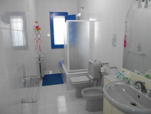 Combined shower/bathtub, free toiletries, hair dryer, bidet - Casa Deli - The blue butterflies (Siracusa)