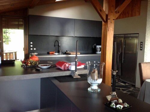 Beau chalet confortable , isole, altitude 900m, vue degagée sur les sommets, parc de 2 hectares