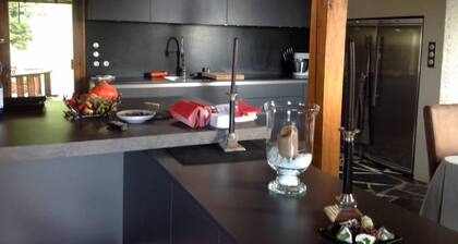 Beau chalet confortable , isole, altitude 900m, vue degagée sur les sommets, parc de 2 hectares