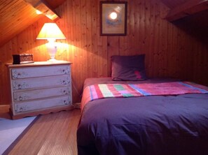 4 chambres, bureau, fer et planche à repasser, lit de bébé portatif