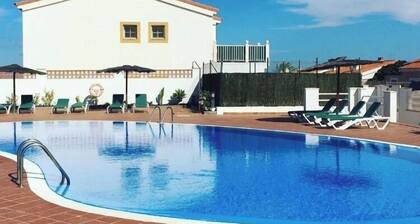 STUNNING VILLA WITH HOT TUB, 10 MINS WALK TO THE BEACH,WITH COMMUNAL POOL.