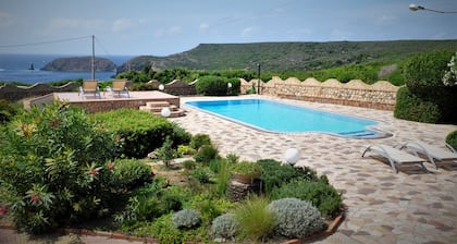 Panoramic villa with swimming pool, facing the sea