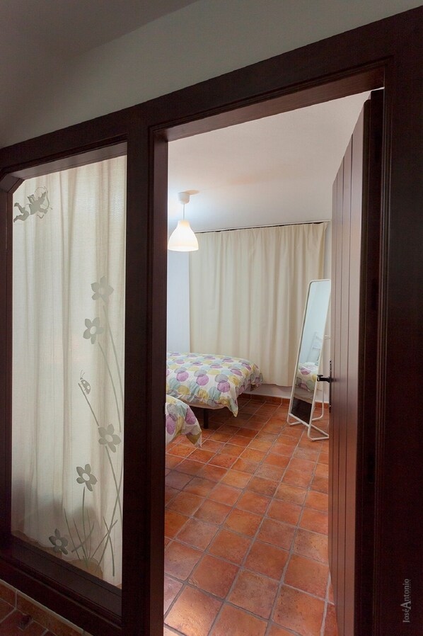 2 habitaciones, escritorio, tabla de planchar con plancha y wifi