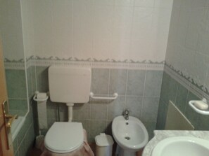 Ensemble douche/baignoire, bidet