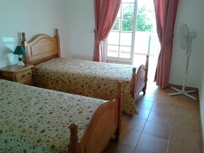 2 chambres, fer et planche à repasser