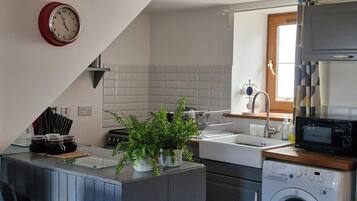 Fridge, microwave, oven, coffee/tea maker