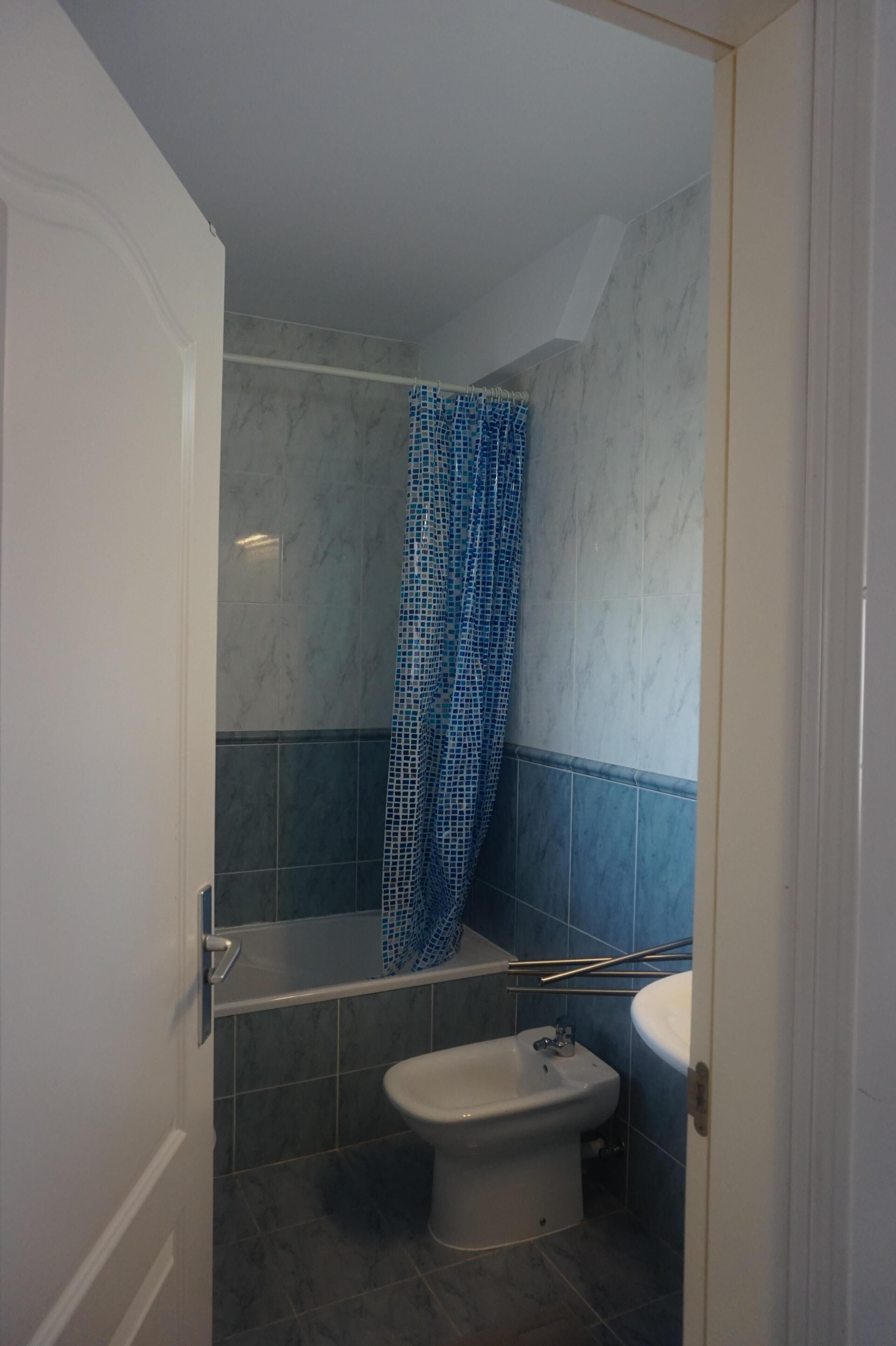 Un bagno con doccia, bidet e lavandino.
