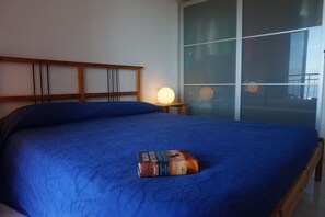 2 habitaciones, tabla de planchar con plancha, cuna de viaje y wifi 