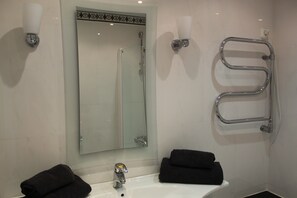 Ensemble douche/baignoire, sèche-cheveux, bidet, serviettes fournies
