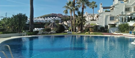 Una piscina cubierta, una piscina climatizada