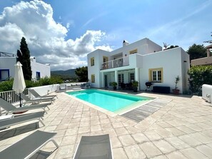 A heated pool - Villa with private pool and sea view from 1st floor, 5 mins walk to beach (Sant Josep de sa Talaia)