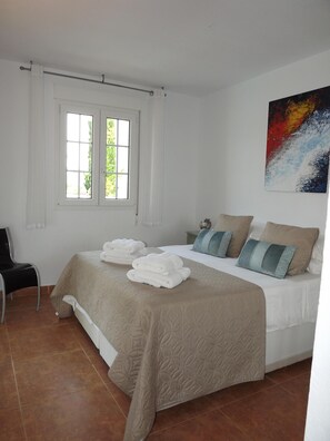 3 habitaciones, tabla de planchar con plancha, cuna de viaje y wifi 