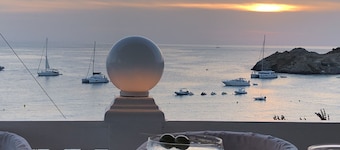 Villa with private pool and sea view from 1st floor, 5 mins walk to beach