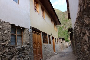 Exterior - Hotel with two terraces overlooking the mountains and the temple of the Inca sun (OLLANTAYTAMBO)