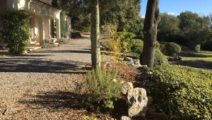 A building with a gravel driveway, surrounded by trees and shrubs. - house - 4 rooms - 4/6 persons (Conqueyrac)