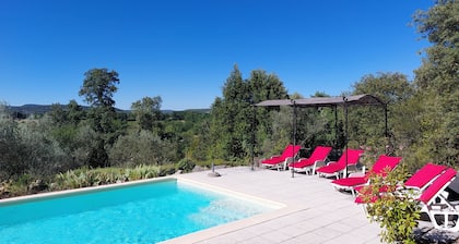 Maison au calme dans la garrigue avec piscine privée